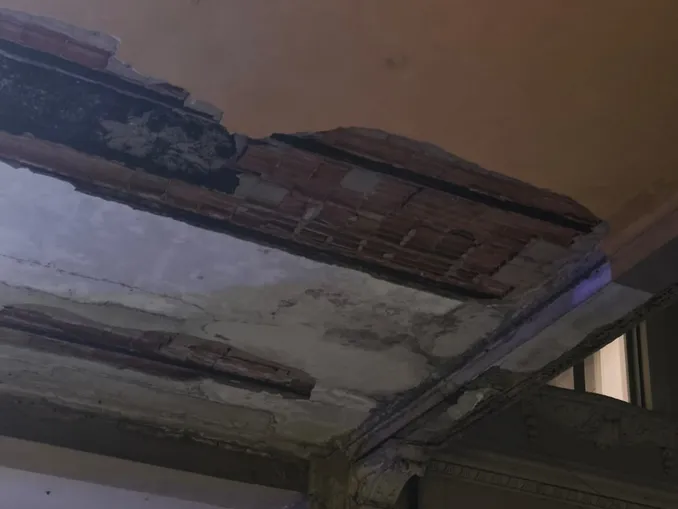 Alba / Cadono calcinacci tra via Toti e via Roma, in frantumi il lunotto di una vettura 2