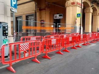 Alba / Cadono calcinacci tra via Toti e via Roma, in frantumi il lunotto di una vettura 6