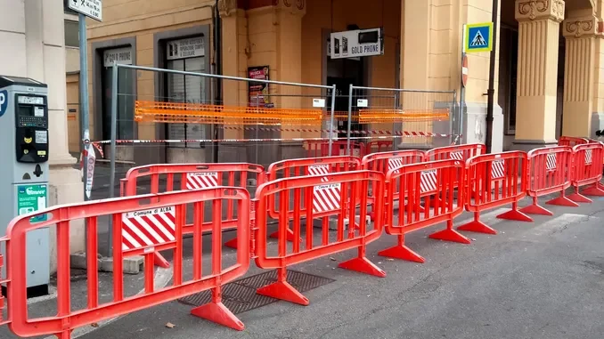 Alba / Cadono calcinacci tra via Toti e via Roma, in frantumi il lunotto di una vettura 6