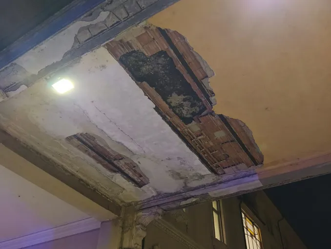 Alba / Cadono calcinacci tra via Toti e via Roma, in frantumi il lunotto di una vettura 3