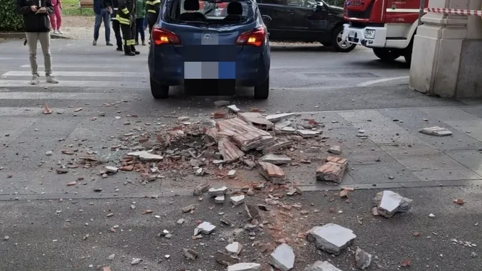 Alba / Cadono calcinacci tra via Toti e via Roma, in frantumi il lunotto di una vettura 1