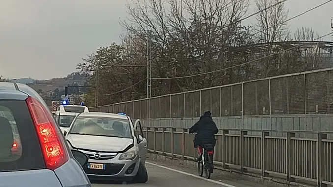 Incidente sul ponte Albertino ad Alba, traffico rallentato anche in tangenziale