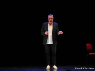 Ecco la stagione teatrale del Sociale di Alba. Presentazione con il comico Max Pisu sul palco