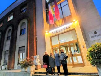 La sede della Questura di Asti illuminata di arancione contro la violenza di genere