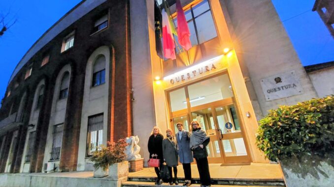 La sede della Questura di Asti illuminata di arancione contro la violenza di genere