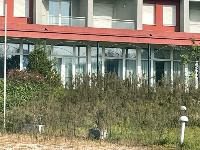 Sommariva Perno / Il destino del Park hotel, quattro stelle tra i rovi 1