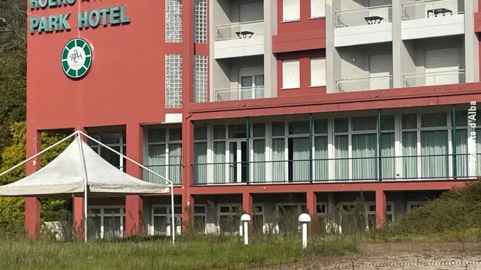 Sommariva Perno / Il destino del Park hotel, quattro stelle tra i rovi