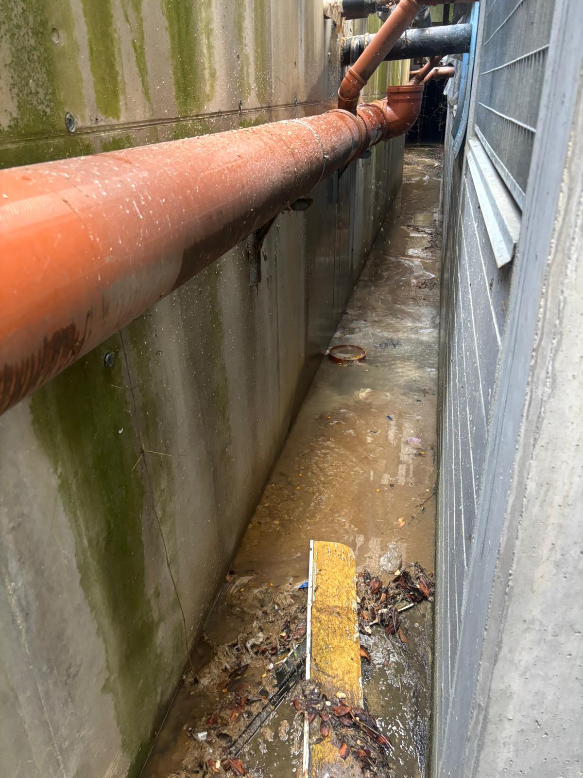 Disastro ai Tetti blu: un gruppo di appartamenti e garage invasi dalle fognature [foto e video] 5