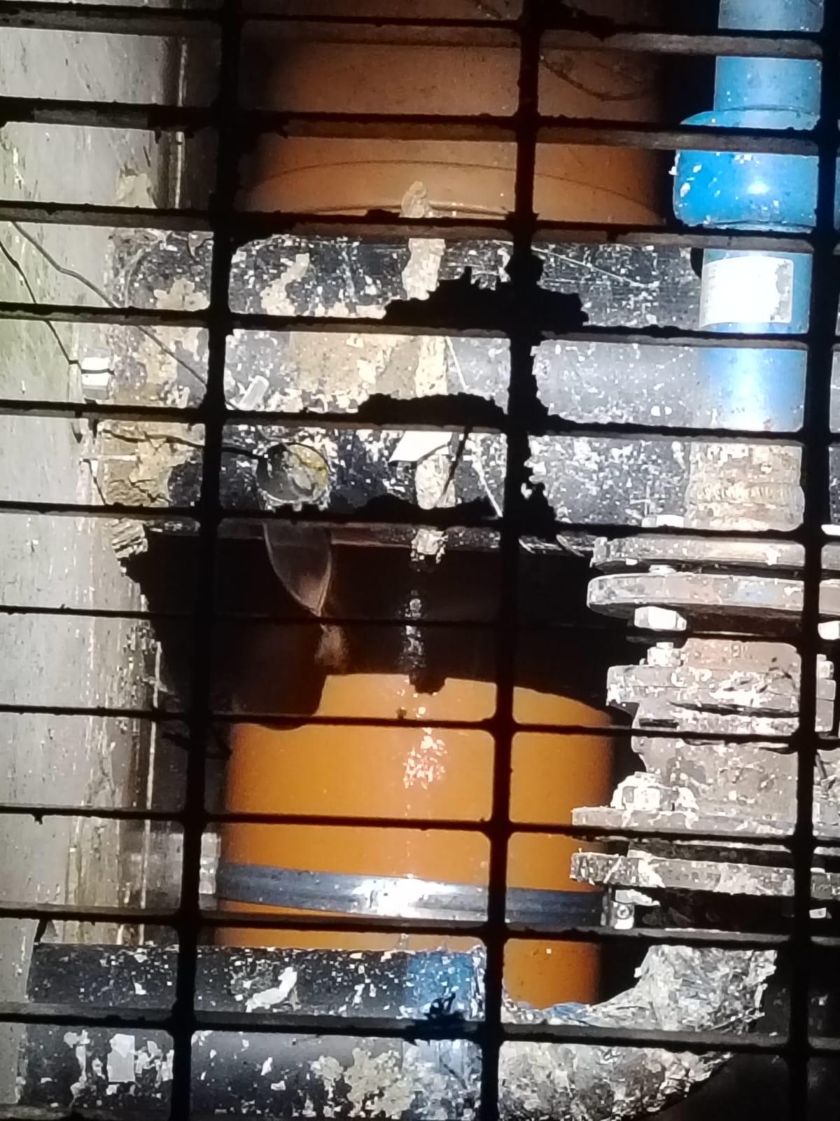 Disastro ai Tetti blu: un gruppo di appartamenti e garage invasi dalle fognature [foto e video] 7