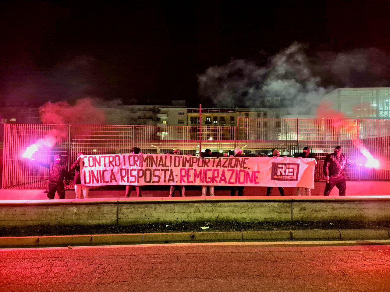 Comitato remigrazione espone uno striscione ad Alba: la denuncia immediata dell'Acia e la reazione del Comune