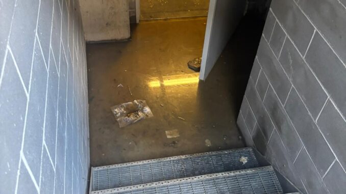 Disastro ai Tetti blu: un gruppo di appartamenti e garage invasi dalle fognature [foto e video] 1