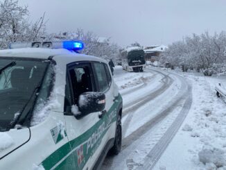 Neve e maltempo, autobus fuori strada a Cravanzana