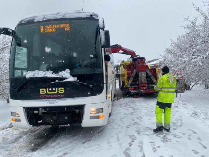 Neve e maltempo, autobus fuori strada a Cravanzana 1