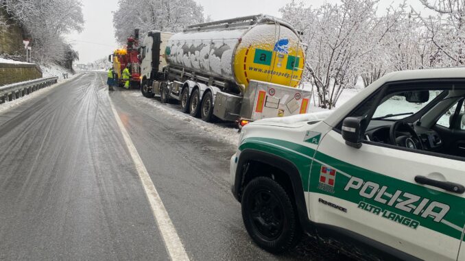 Neve e maltempo, camion cisterna soccorso a Borgomale