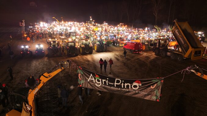 AgriPino regala un maxi albero di Natale con 215 trattori a Priocca