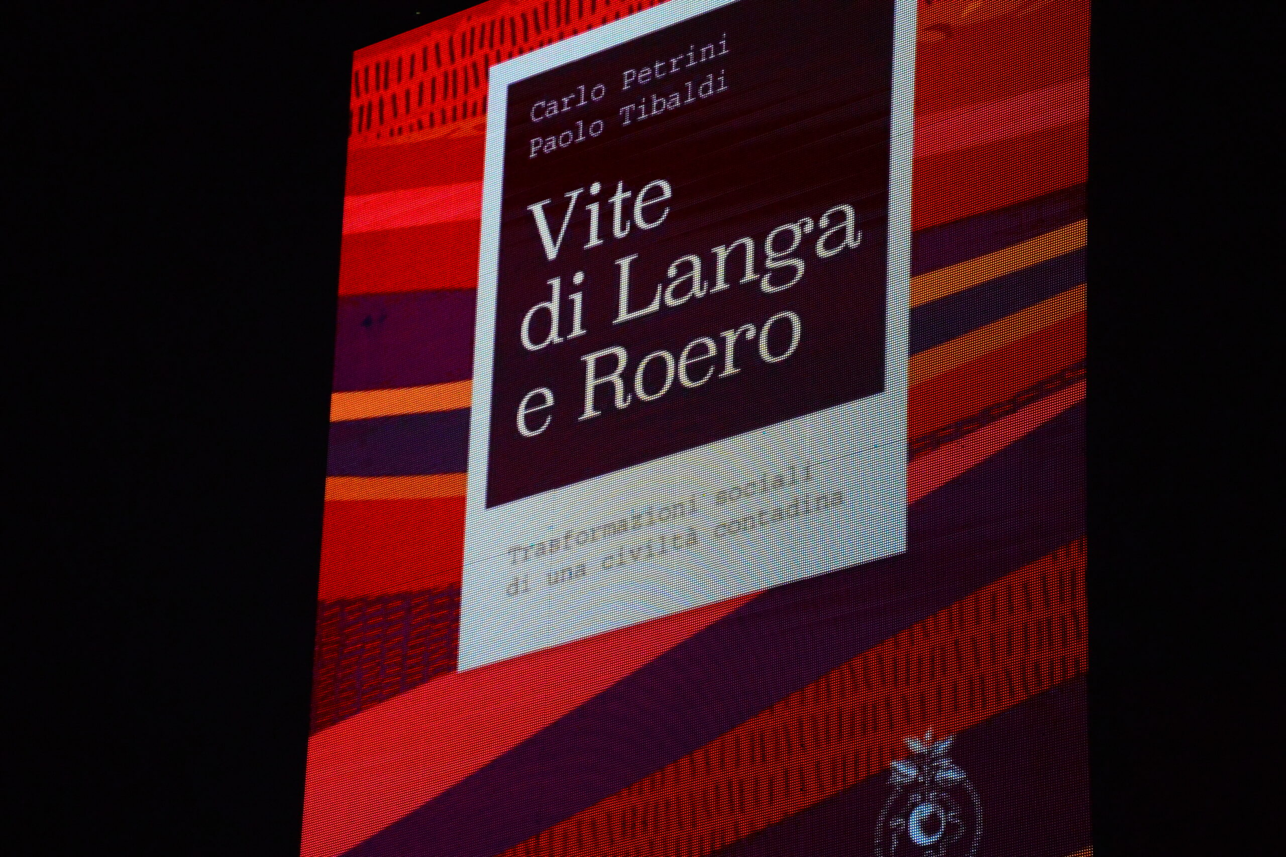 Successo in teatro per la presentazione di "Vite di Langa e Roero", il nuovo libro di Petrini e Tibaldi 16