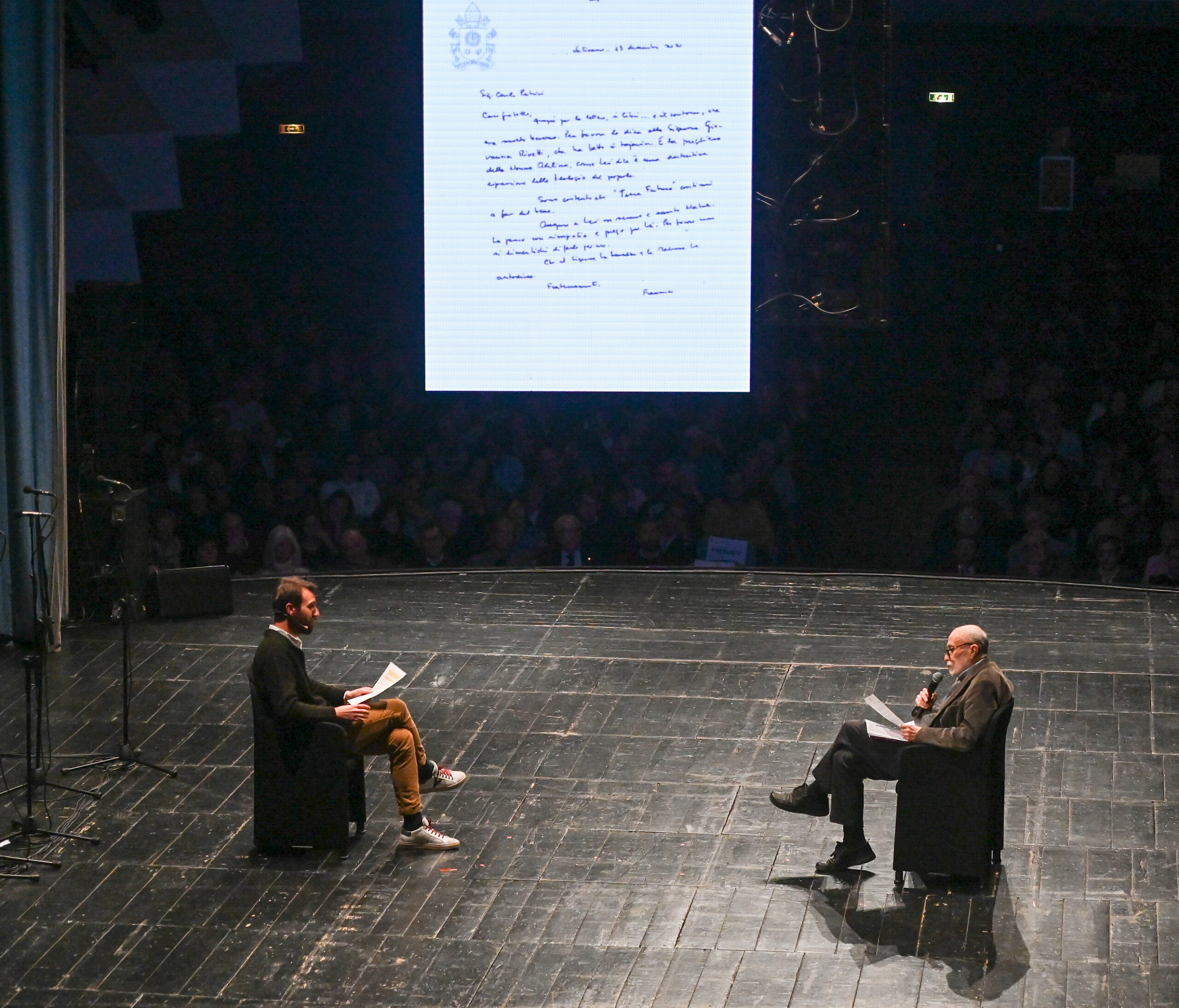 Successo in teatro per la presentazione di "Vite di Langa e Roero", il nuovo libro di Petrini e Tibaldi