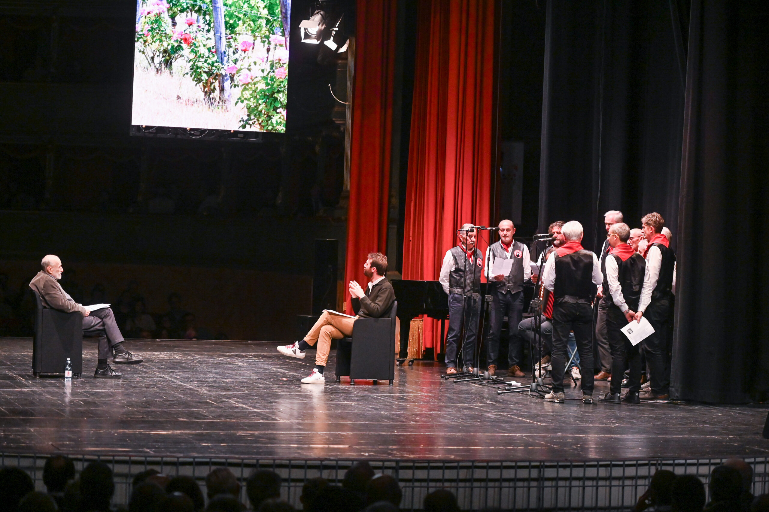 Successo in teatro per la presentazione di "Vite di Langa e Roero", il nuovo libro di Petrini e Tibaldi 1
