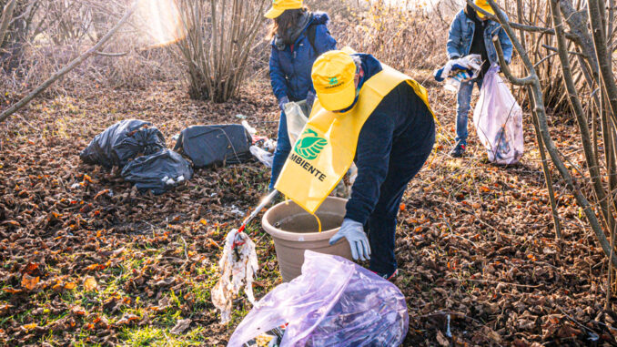 Volontari in campo lungo il Tanaro contro rifiuti e degrado