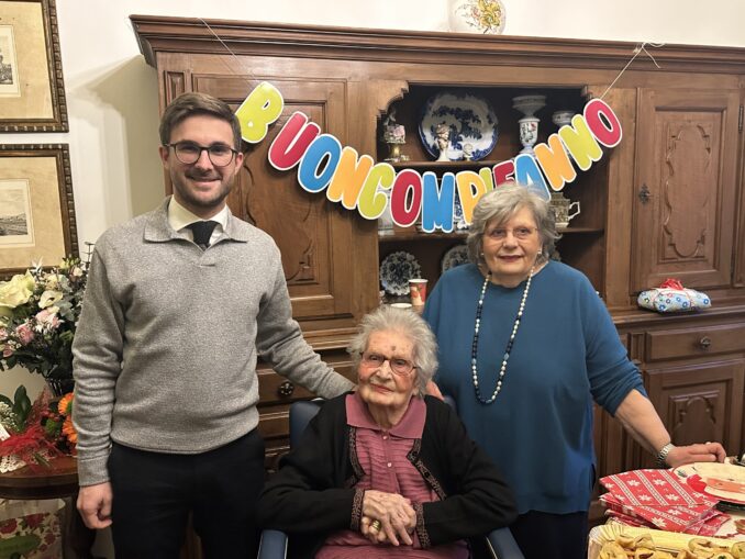 Il sindaco di Alba, Alberto Gatto, in visita alla neo centenaria Luigia Facello