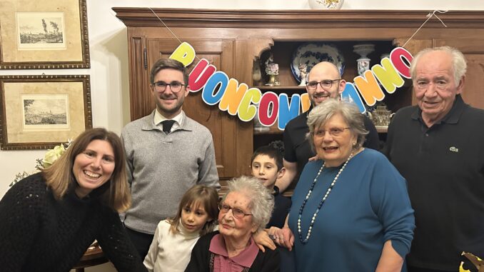 Il sindaco di Alba, Alberto Gatto, in visita alla neo centenaria Luigia Facello 1