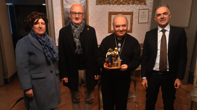 Confartigianato e Coldiretti: al vescovo di Alba la statuina del lavoro 1