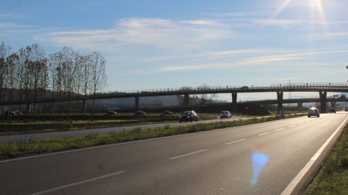 Un trattore perde il carico: forti rallentamenti sulla Tangenziale di Alba, è consigliata l'uscita Mogliasso