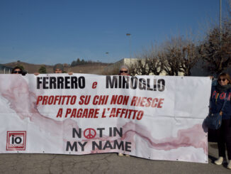 Cgil Cuneo in viale Nogaris per lo sciopero: «Ferrero e Miroglio: basta alimentare il lavoro povero» [foto e video]