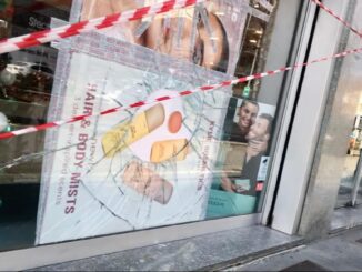 Furto nella notte alla profumeria Douglas di Alba 1