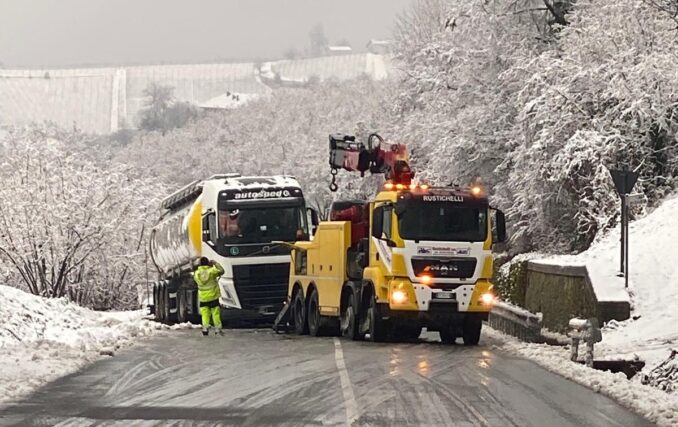 Neve e maltempo, camion cisterna soccorso a Borgomale 1