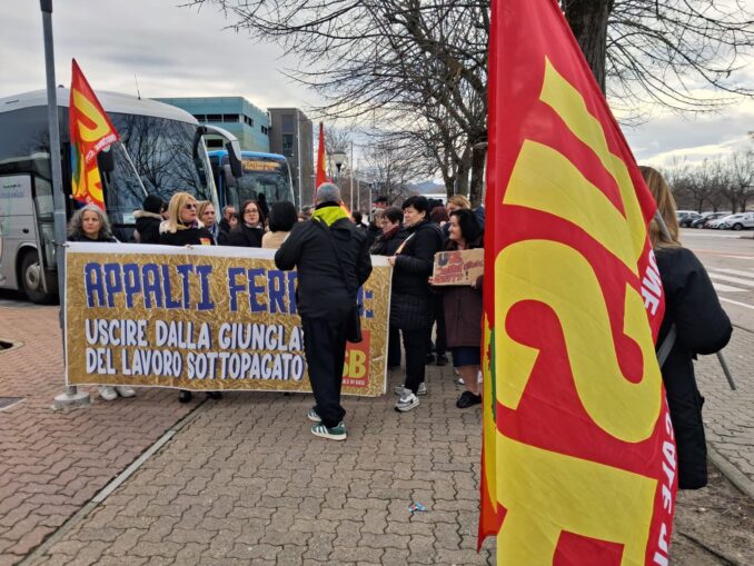Il Natale delle lavoratrici Proteco che confezionano i dolci Ferrero: meno di 1.500 euro di stipendio e tredicesima [foto e video] 3