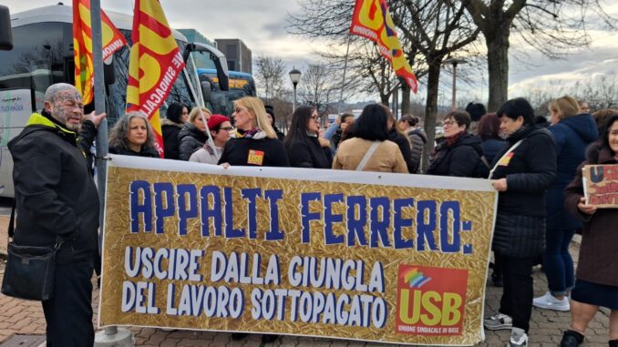 Il Natale delle lavoratrici Proteco che confezionano i dolci Ferrero: meno di 1.500 euro di stipendio e tredicesima [foto e video] 1