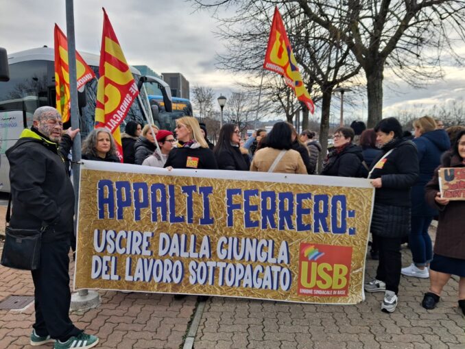 Il Natale delle lavoratrici Proteco che confezionano i dolci Ferrero: meno di 1.500 euro di stipendio e tredicesima [foto e video] 1