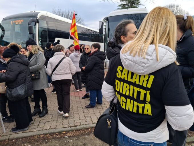 Il Natale delle lavoratrici Proteco che confezionano i dolci Ferrero: meno di 1.500 euro di stipendio e tredicesima [foto e video]