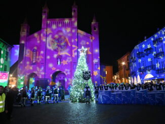 Natale 2025 / Ad Alba Casa Claus, elfi Dj, acrobati e letture per le Notti della Natività