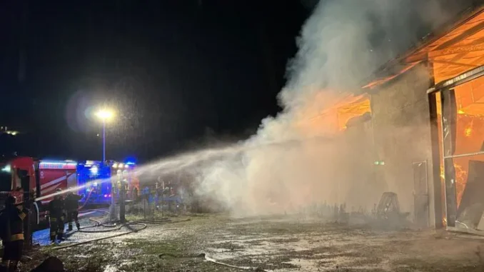 Ad Acqui Terme in fiamme 300 rotoballe di fieno in un capannone agricolo