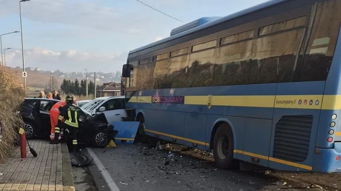 Sioneri / Viabilità interrotta per un incidente tra auto e pullman 1