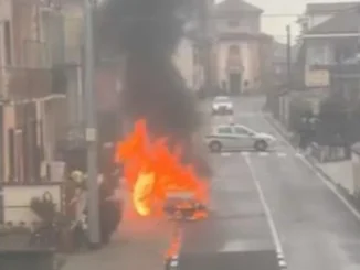 Auto distrutta dalle fiamme in centro a Narzole