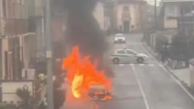 Auto distrutta dalle fiamme in centro a Narzole