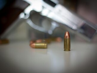 La lite nel parcheggio della piscina di Sommariva Perno finisce a colpi di pistola, grave un 32enne colpito al petto