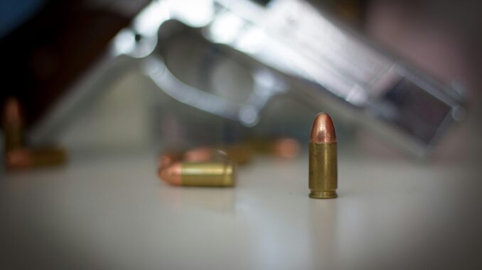 La lite nel parcheggio della piscina di Sommariva Perno finisce a colpi di pistola, grave un 32enne colpito al petto