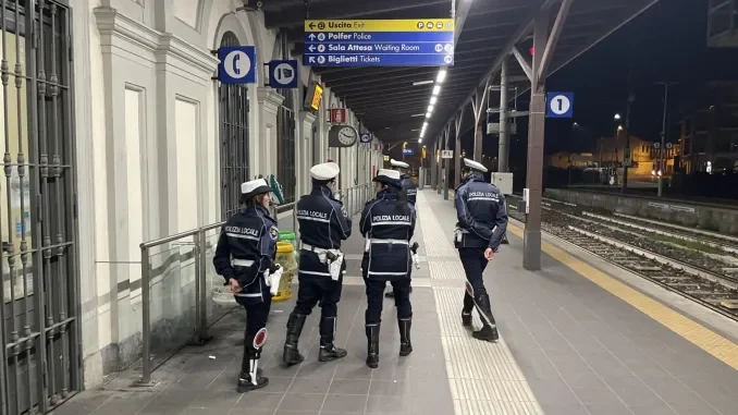 È in stato d'alterazione e aggredisce la barista della stazione: trentenne allontanato con un Daspo