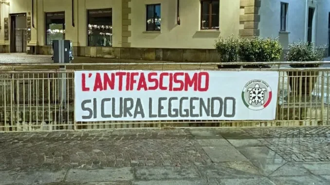 Striscioni di Casapound nella Granda sulla fiera Più libri più liberi 1