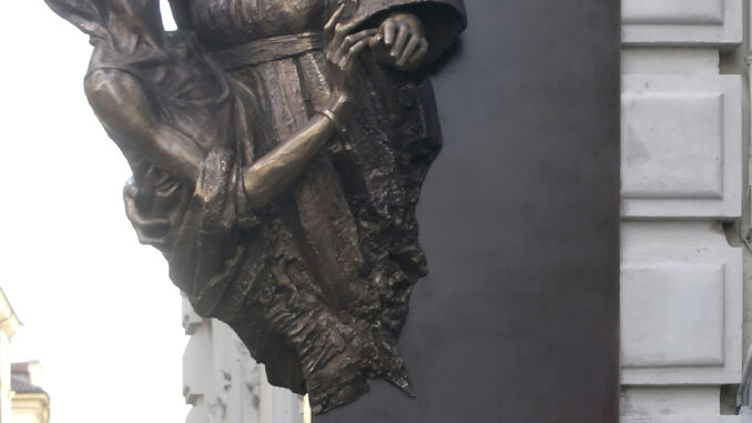 A Torino una statua bronzea per Giul