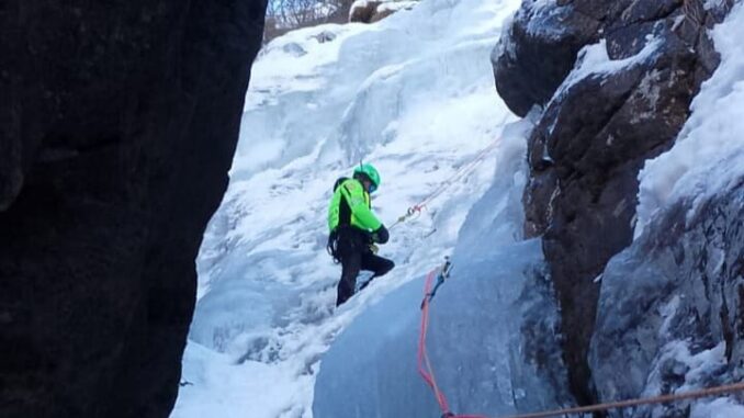 Bloccata su una cascata di ghiaccio, salvata dal Soccorso Alpino