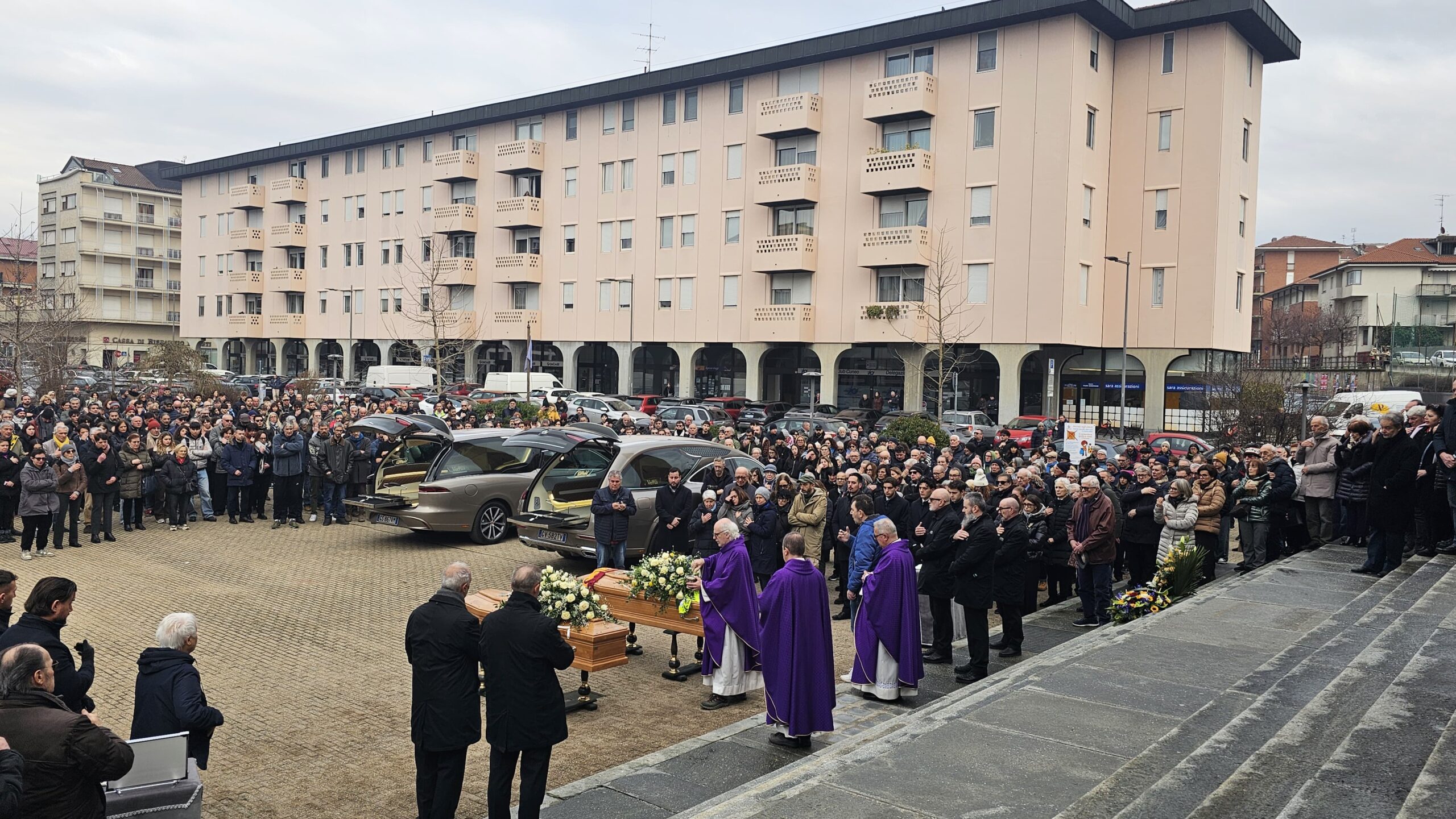 La morte non &egrave; la fine: Alba si &egrave; stretta in un grande abbraccio per l'ultimo saluto a Paolo e Francesco Foglino 3