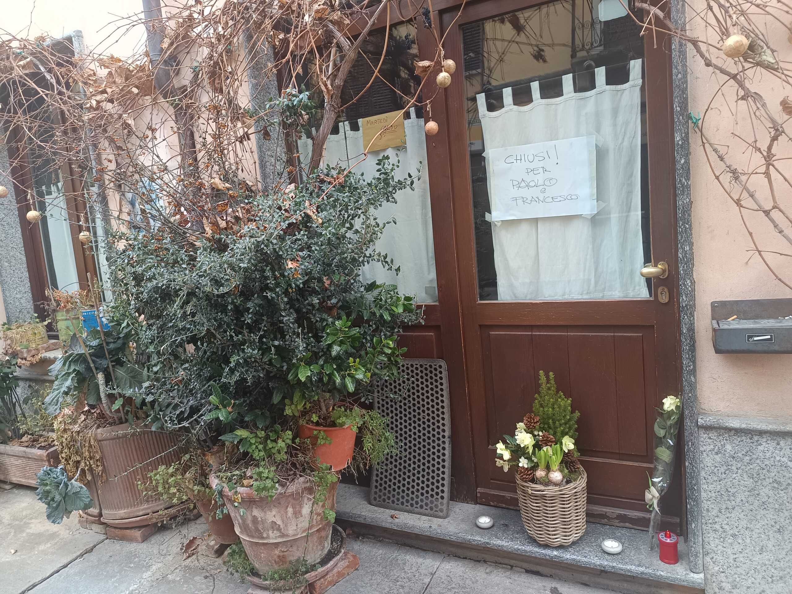 «Vicini nel silenzio»: si attende il via libera alle esequie di Paolo e Francesco Foglino, mentre la Procura di Asti ha aperto un'inchiesta 4