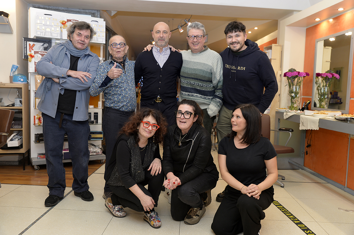 Alba / È festa per Saverio, il parrucchiere di corso Langhe ha compiuto novant’anni