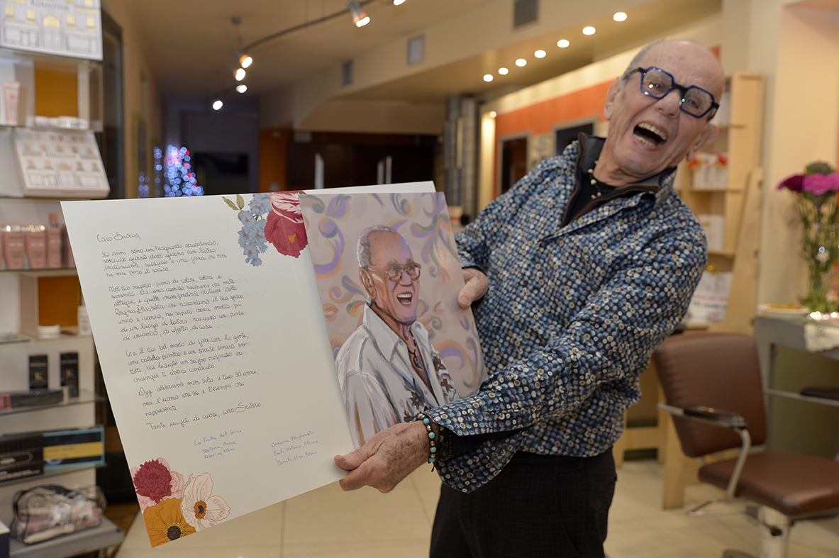 Alba / È festa per Saverio, il parrucchiere di corso Langhe ha compiuto novant’anni 1