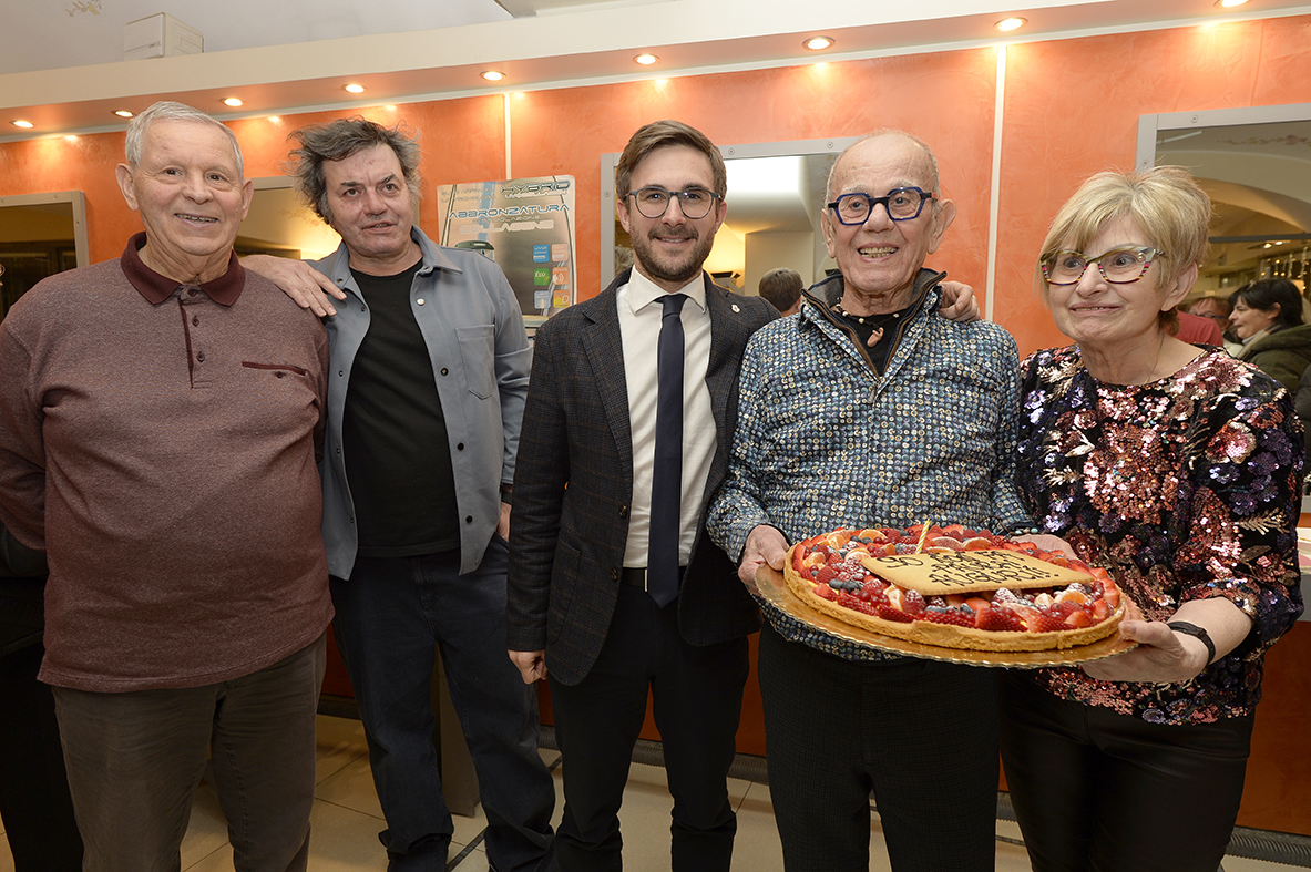 Alba / È festa per Saverio, il parrucchiere di corso Langhe ha compiuto novant’anni 6